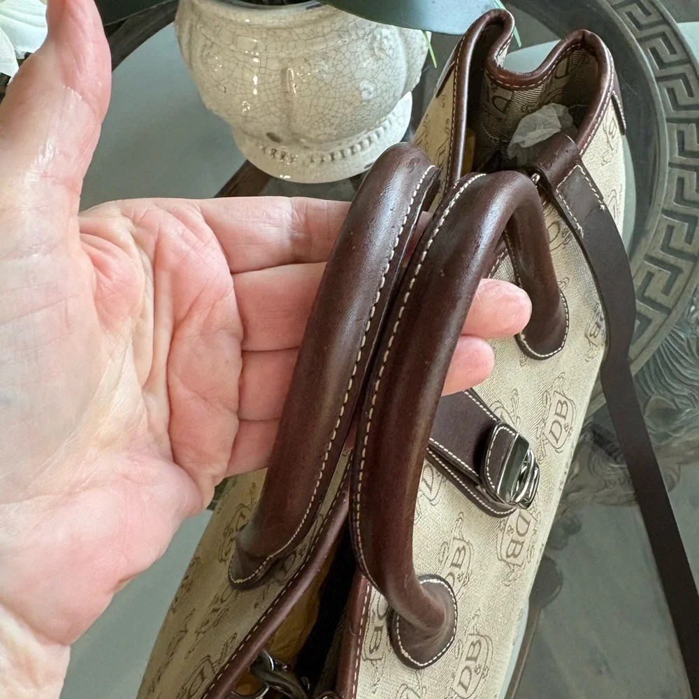 🤎🤎DOONEY & BOURKE VINTAGE SIGNATURE TAN CANVAS AND BROWN LEATHER TOTE!🤎🤎